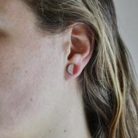 clou d'oreille porté bi-color, corail
