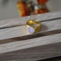 Grosse bague blanche et rouge 
