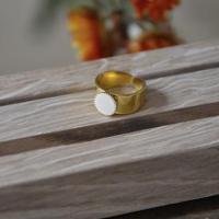 Grosse bague blanche