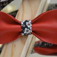 Rouge fleuri noir zoom
